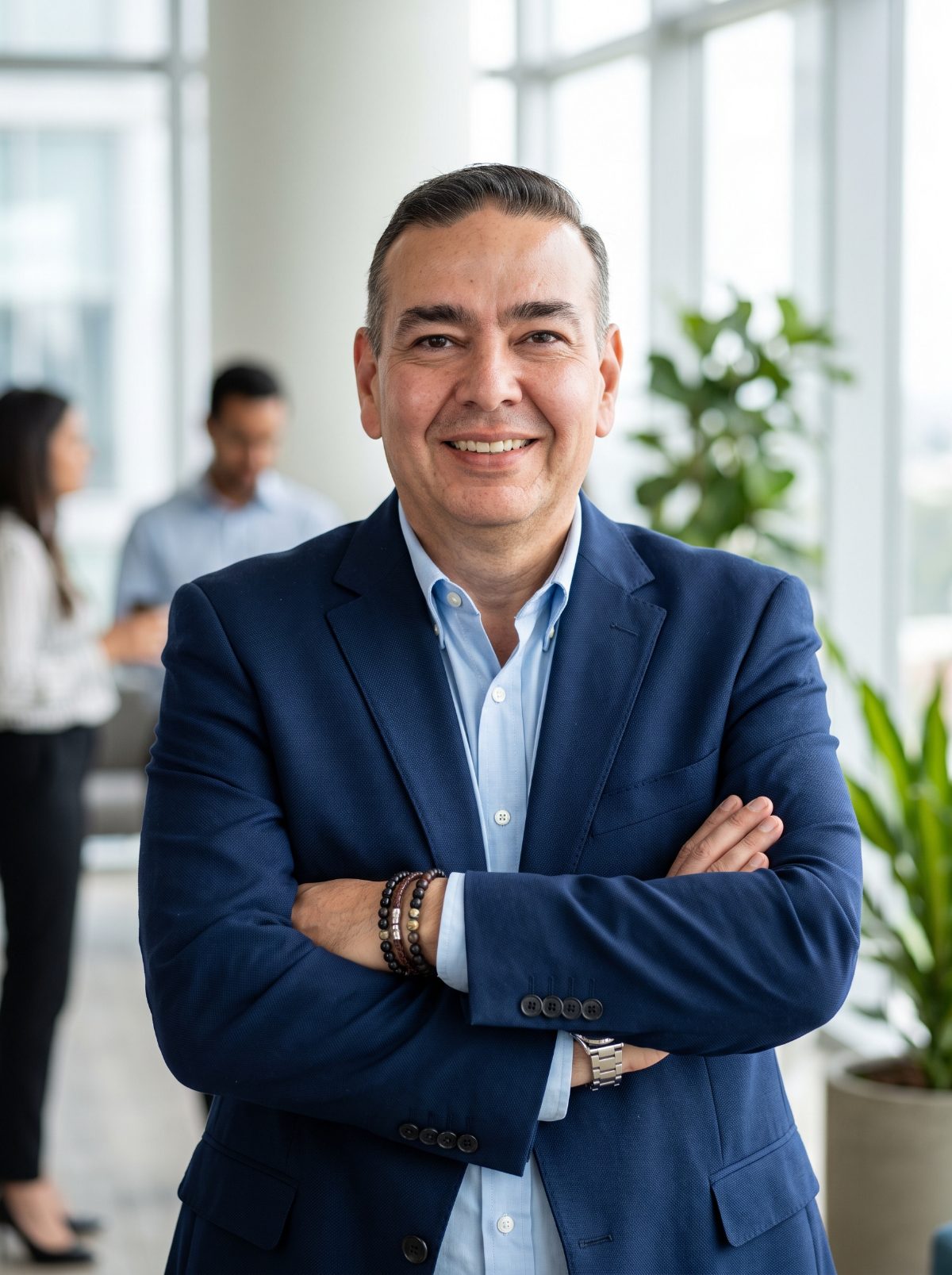 Wilebaldo Díaz en una oficina luminosa